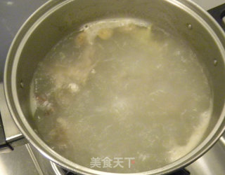 龙骨煲莲藕的做法步骤：3
