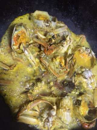 七彩咖喱大闸蟹的做法步骤：2