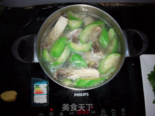 水瓜鱼腩豆腐汤的做法步骤：4