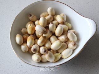 莲子红烧肉的做法步骤：2