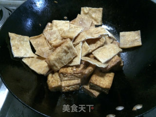 蚝油焖油豆腐----豆腐家常做法的做法步骤：4