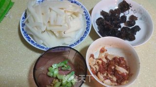 莲藕炒肉的做法步骤：1