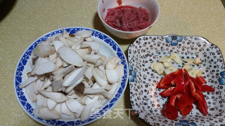 牛肉鸡腿菇的做法步骤：1