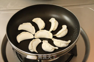 【冰花脆底煎饺】的做法步骤：4