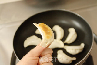 【冰花脆底煎饺】的做法步骤：5