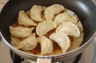 【冰花脆底煎饺】的做法步骤：9