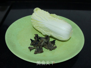 黑木耳炒白菜梗的做法步骤：1