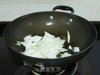黑木耳炒白菜梗的做法步骤：4