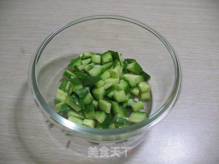 黄瓜拌杏仁的做法步骤：2
