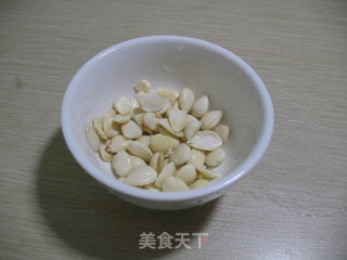 黄瓜拌杏仁的做法步骤：3