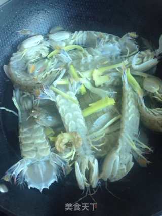 水煮皮皮虾的做法步骤：2