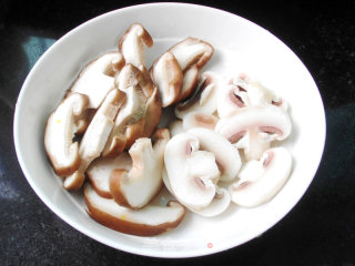 彩蔬炒肉片的做法步骤：2