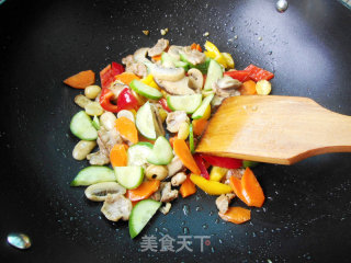 彩蔬炒肉片的做法步骤：8