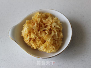 银耳杞子南瓜羹的做法步骤：1