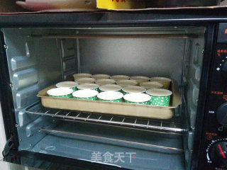 【花团锦簇杯子蛋糕】——我的第一次翻糖制作的做法步骤：9
