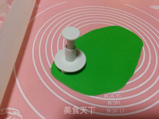 【花团锦簇杯子蛋糕】——我的第一次翻糖制作的做法步骤：14