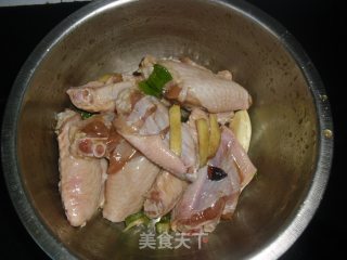 酥脆炸鸡翅的做法步骤：2