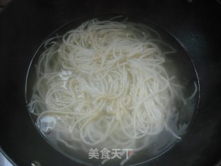 口蘑肉片米粉的做法步骤：2