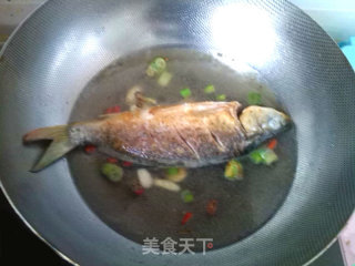 家常烧鲤鱼的做法步骤：6