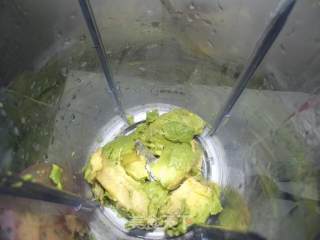 牛油果草莓味奶昔的做法步骤：1
