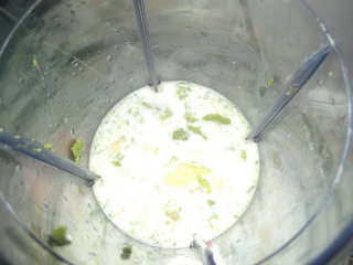 牛油果草莓味奶昔的做法步骤：2