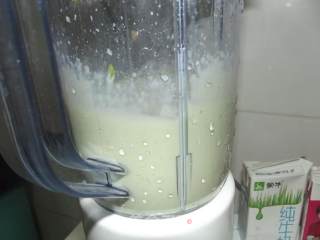 牛油果草莓味奶昔的做法步骤：3