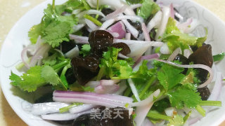 洋葱拌木耳的做法步骤：2