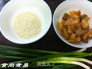 椒盐榨菜葱油饼的做法步骤：2