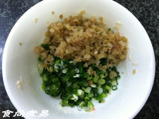 椒盐榨菜葱油饼的做法步骤：3