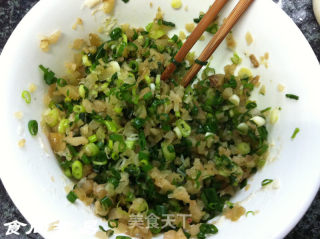 椒盐榨菜葱油饼的做法步骤：4