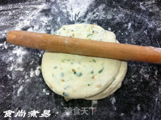 椒盐榨菜葱油饼的做法步骤：9