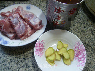 花鱼儿家的家常小菜~~~~~~沙茶酱烧排骨的做法步骤：1