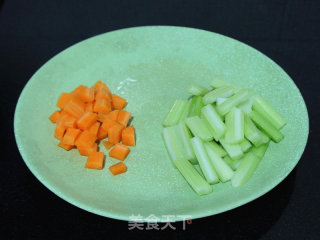 白果西芹炒胡萝卜的做法步骤：2