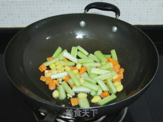 白果西芹炒胡萝卜的做法步骤：5