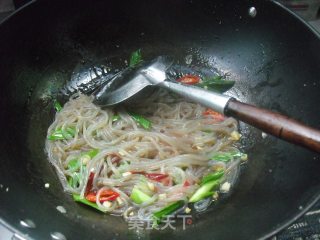 酸包菜炒苕粉的做法步骤：6