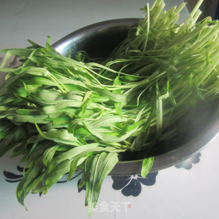 干煸蒜香空心菜的做法步骤：2