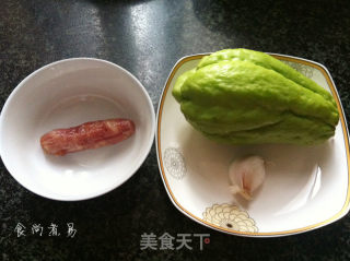 腊肠炒佛手瓜的做法步骤：1