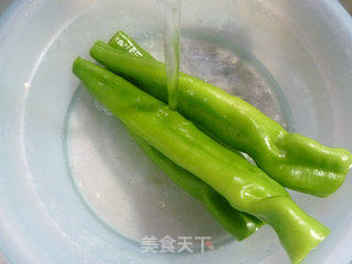 花鱼儿家的家常小菜~~~~~~黑木耳烧虎皮尖椒的做法步骤：2