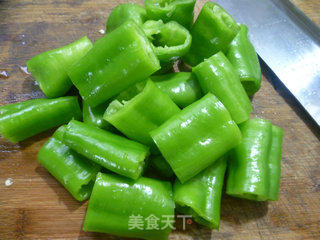 花鱼儿家的家常小菜~~~~~~黑木耳烧虎皮尖椒的做法步骤：3