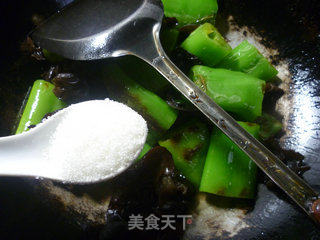 花鱼儿家的家常小菜~~~~~~黑木耳烧虎皮尖椒的做法步骤：9