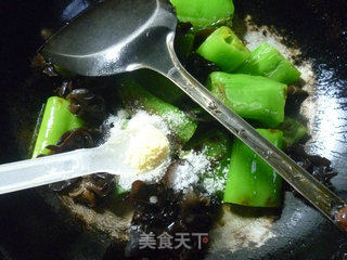花鱼儿家的家常小菜~~~~~~黑木耳烧虎皮尖椒的做法步骤：11