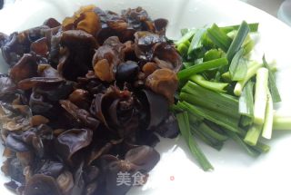 黑木耳炒肉的做法步骤：2
