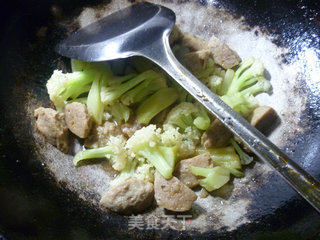 牛筋丸炒花菜的做法步骤：10