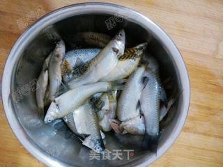 雪菜焖小鱼仔的做法步骤：1