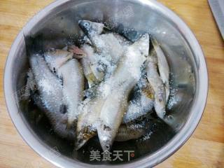 雪菜焖小鱼仔的做法步骤：2