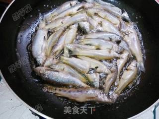 雪菜焖小鱼仔的做法步骤：4