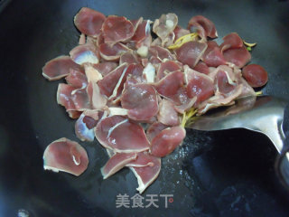 做一道适合女性朋友的--小炒蒜苔鸭胗的做法步骤：4