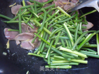 做一道适合女性朋友的--小炒蒜苔鸭胗的做法步骤：5