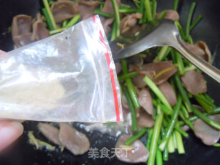 做一道适合女性朋友的--小炒蒜苔鸭胗的做法步骤：6