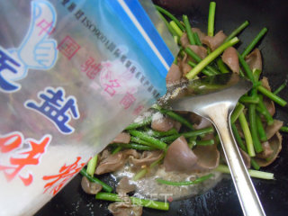 做一道适合女性朋友的--小炒蒜苔鸭胗的做法步骤：8